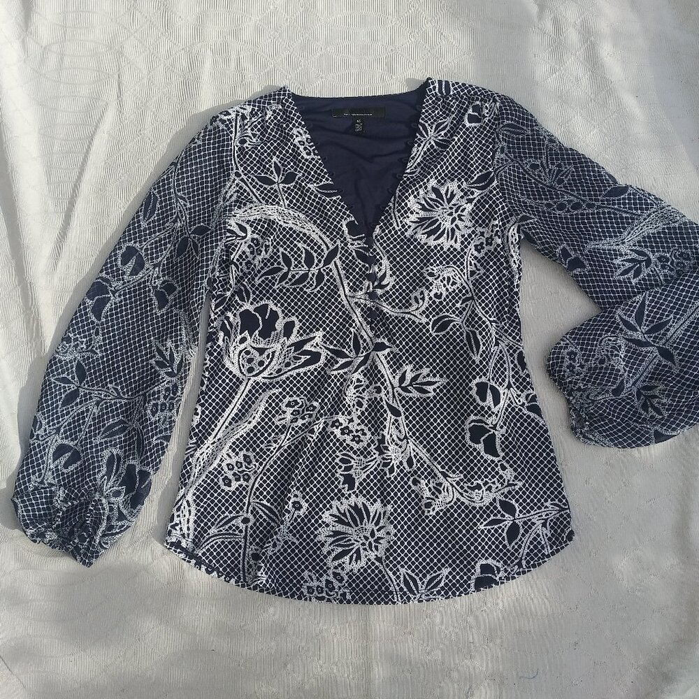 White House Black Market Blue and White Blouse Flower print SX